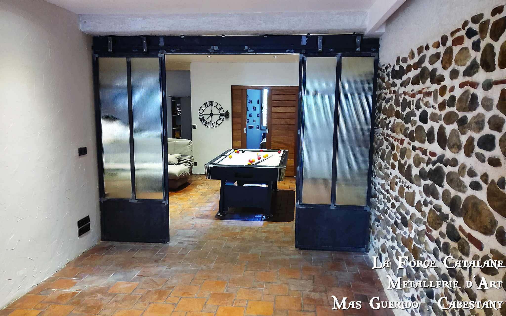 verriere type ancien atelier avec portes coulissantes  roue vielle grange forge catalane.jpg